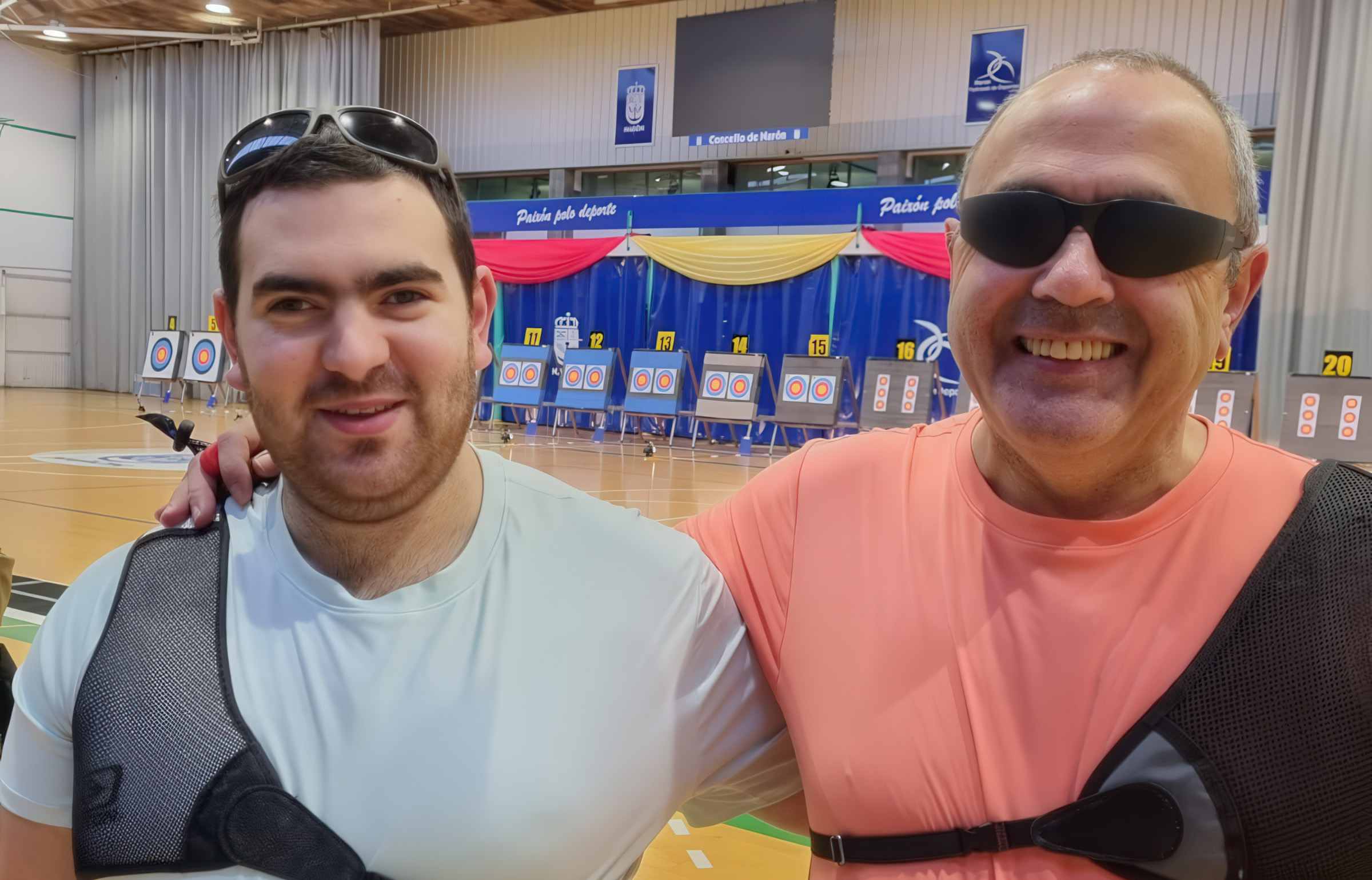 Adrián Orjales y Antonio Hermida juntos ante unas dianas en un pabellón