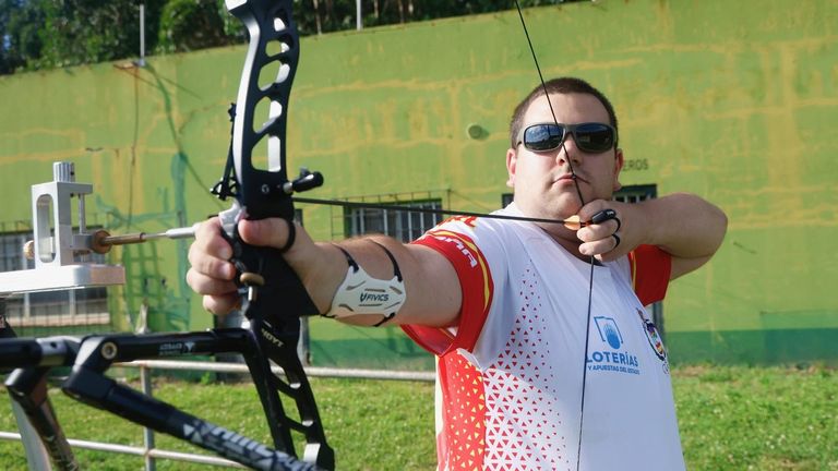 Adrián Orjales tensando un arco recurvo al aire libre